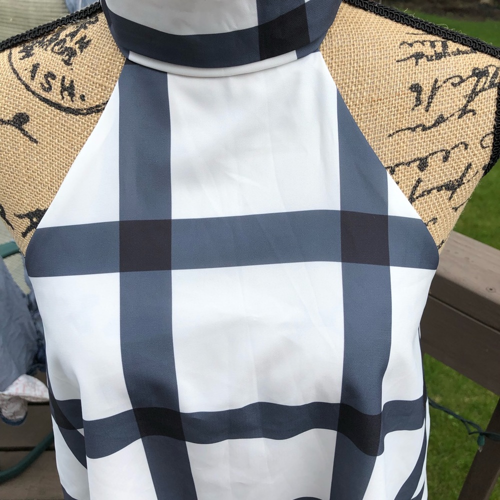 Lulu’s High Neck Sleeveless Gray and White Top - Picture 4 of 8